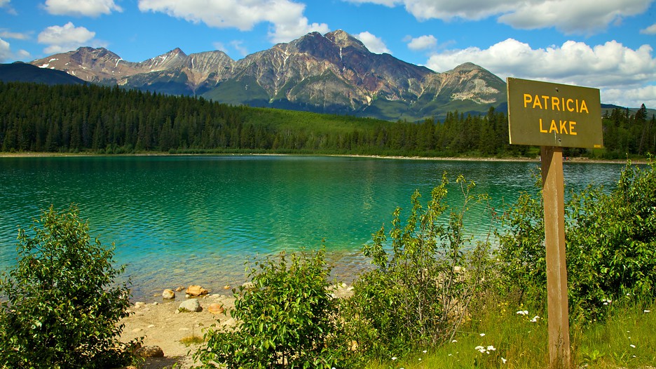 Patricia Lake sign with Pyramid Mountain behind